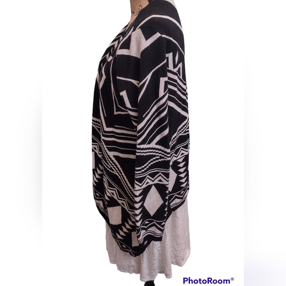 Black and White Waterfall Torrid Cardigan Size 0 - Picture 2 of 11